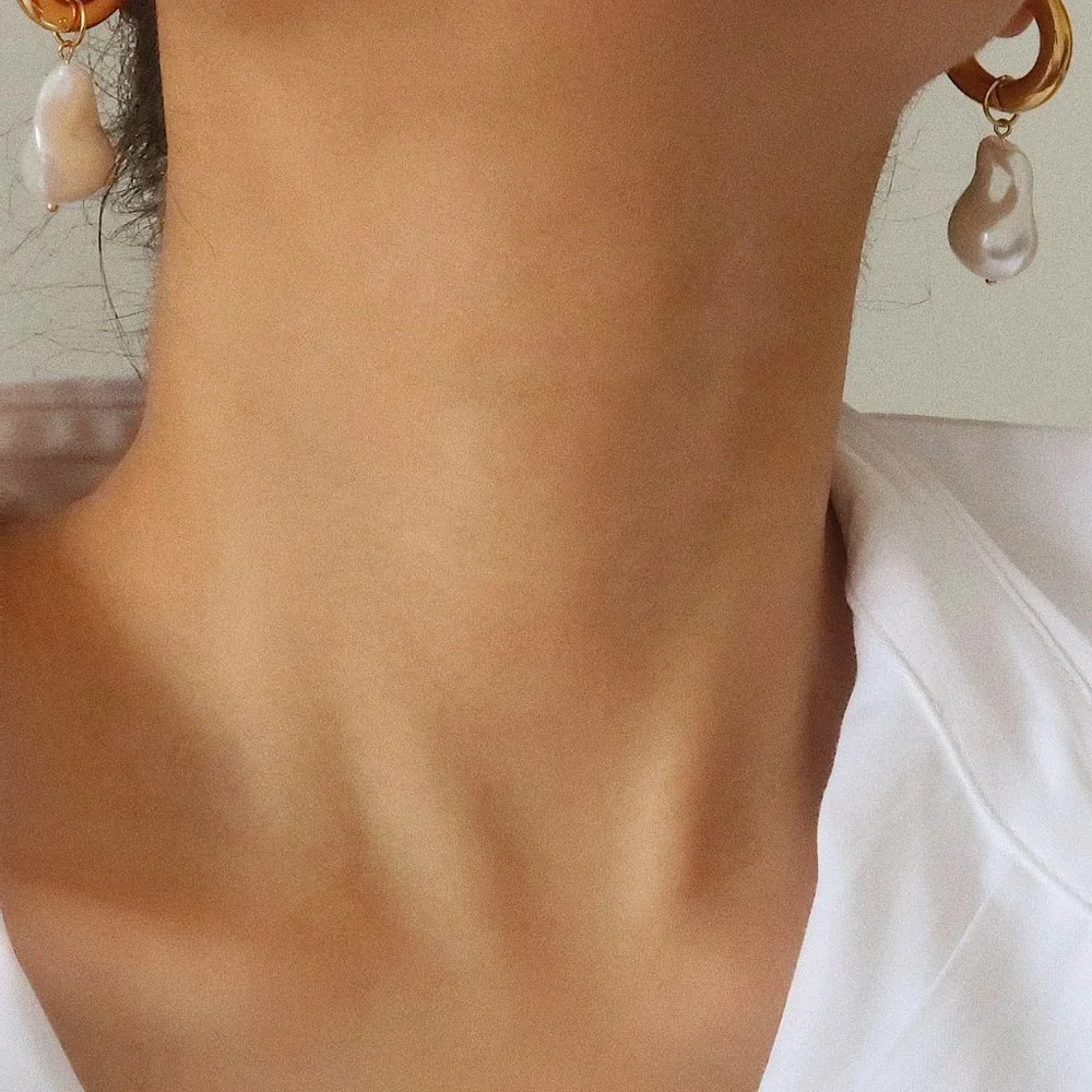 NEW 18K Gold Plated Baroque Pearl Drop Round Huggie Hoop Earrings - Picture 3 of 11